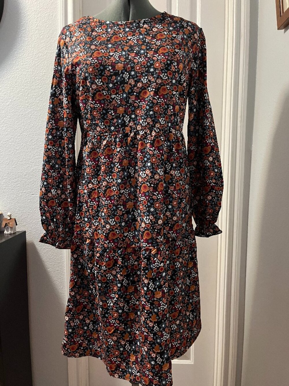 🖤Beautiful Flowered below the knee dress, New w/o Tags, Size M